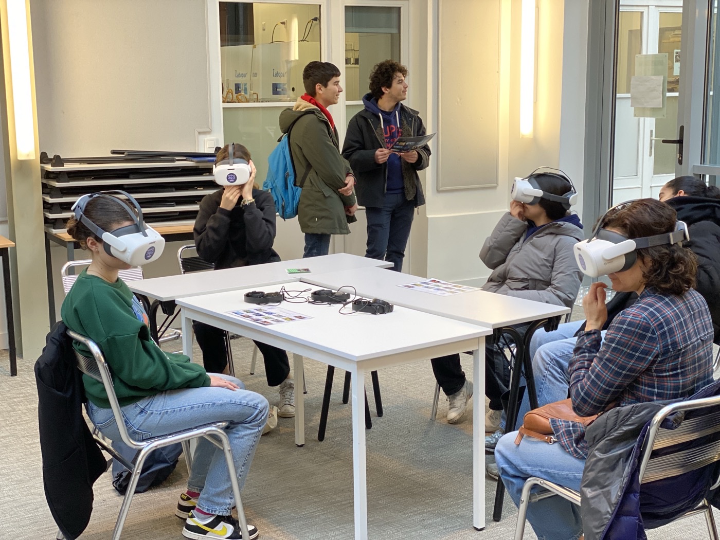 Groupe équipé de casques VR Métiers360, un médiateur les accompagne